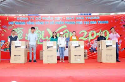 Organizing "Tet Reunion" for disadvantaged workers